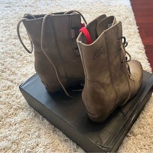 Woman’s Sorel wedge boot size 9 New